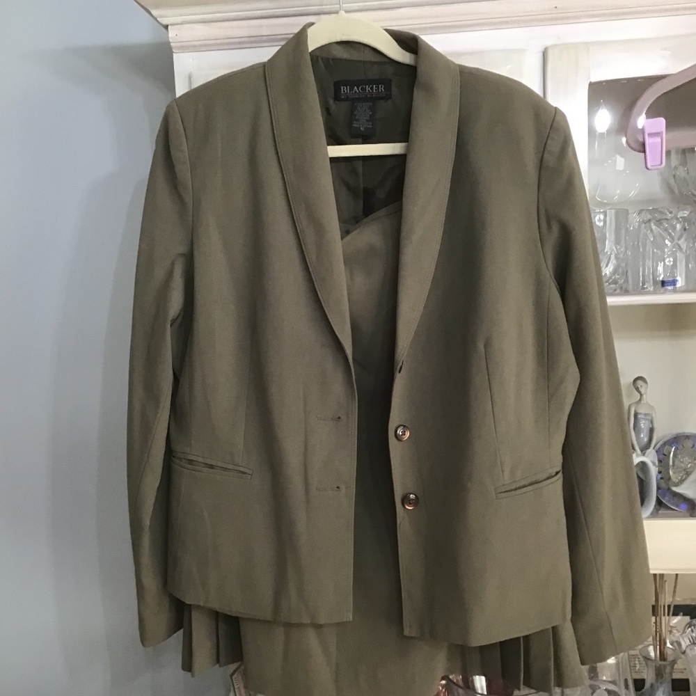 Skirt suit